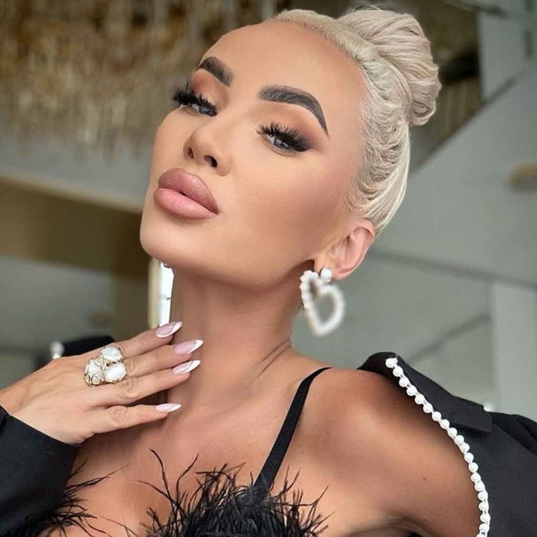 Macudzińska w skąpych szortach prezentuje stylizację „do biura”. Fani: „klasa”